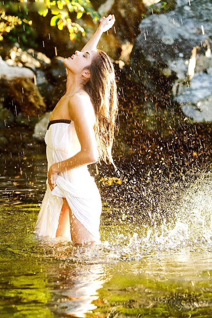 Marie Avgeropoulos in Cuenca