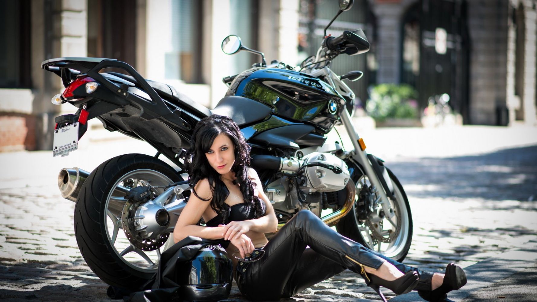 European women on bikes in Cuenca