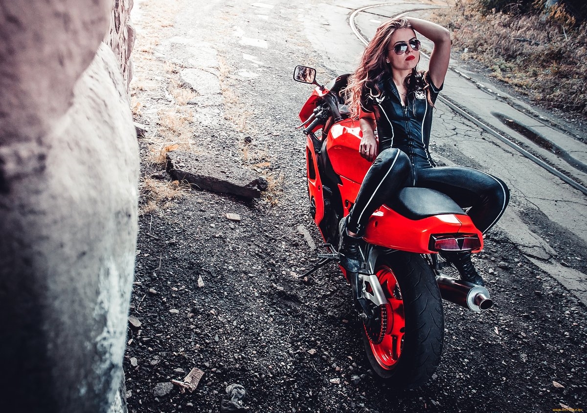 Blondes on a motorcycle in Cuenca