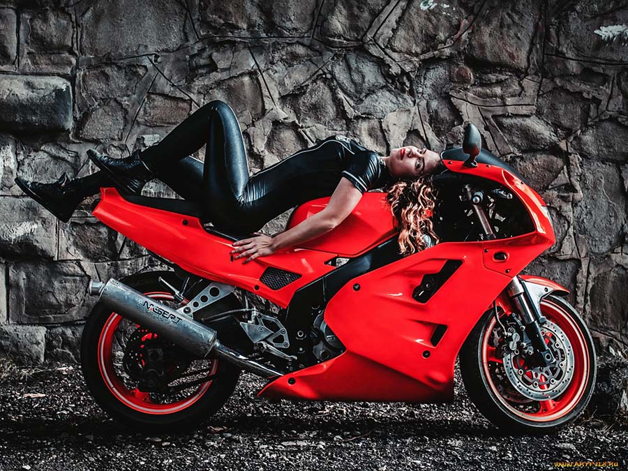Beautiful girl Beautiful girls and motorcycles in Cuenca