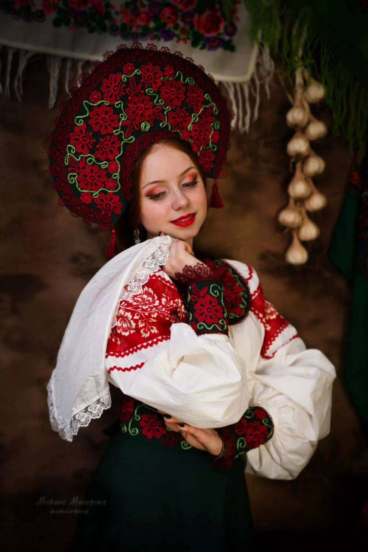 Women in Slavic costumes underwear in Cuenca