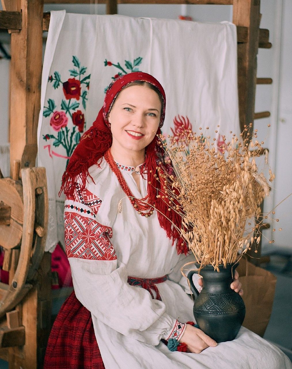 Women in Slavic costumes in Cuenca
