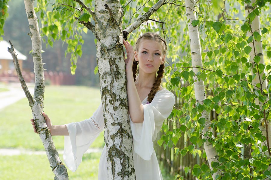 Women in Slavic costumes in Cuenca
