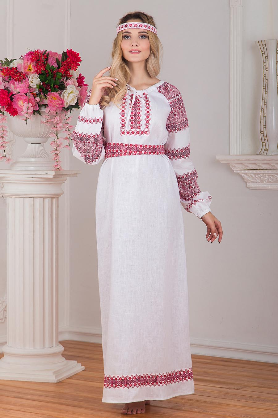 Women in Slavic costumes in Cuenca