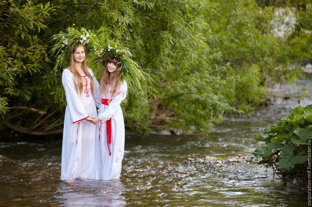 Women in Slavic costumes in Cuenca