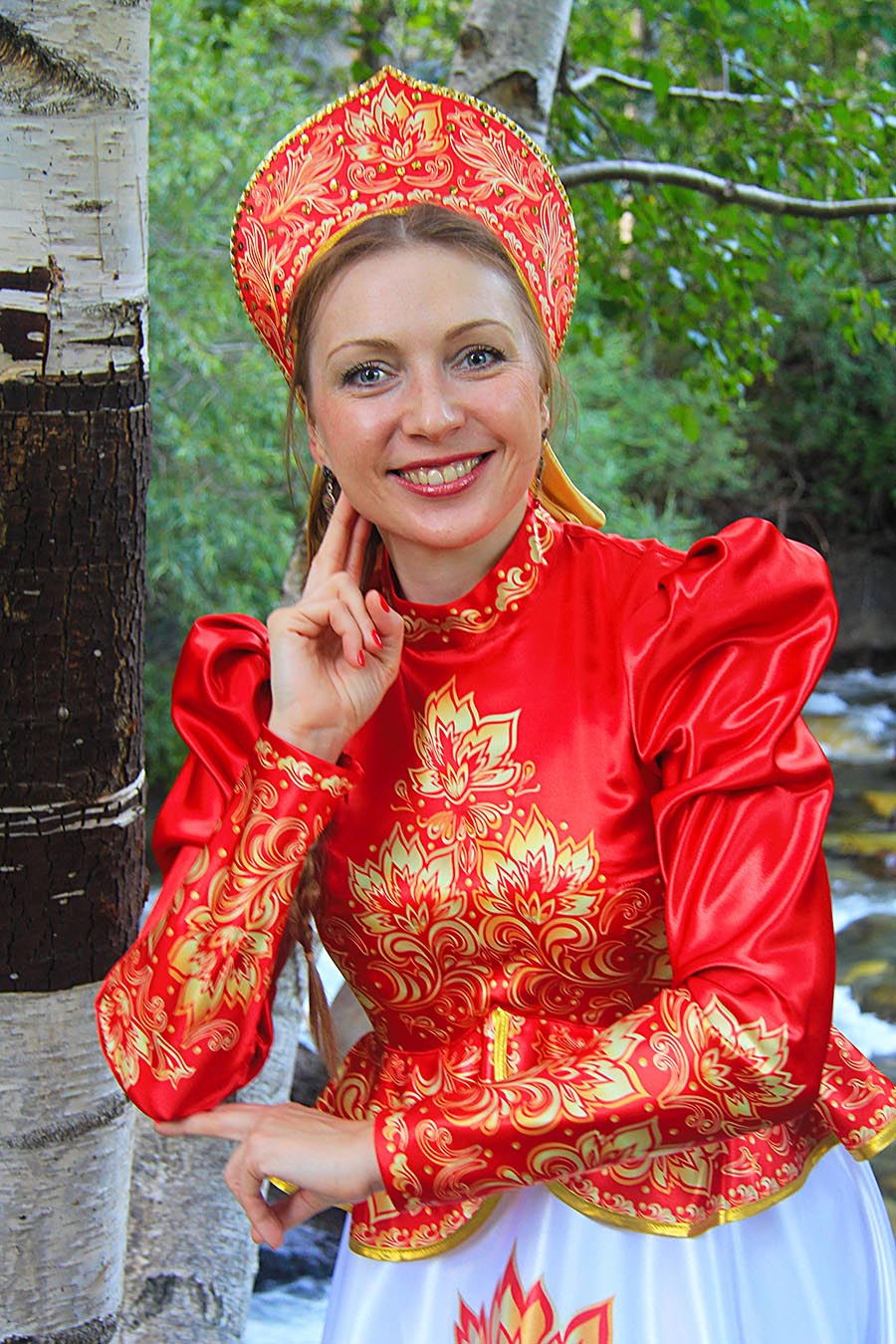 Women in Slavic costumes in Cuenca