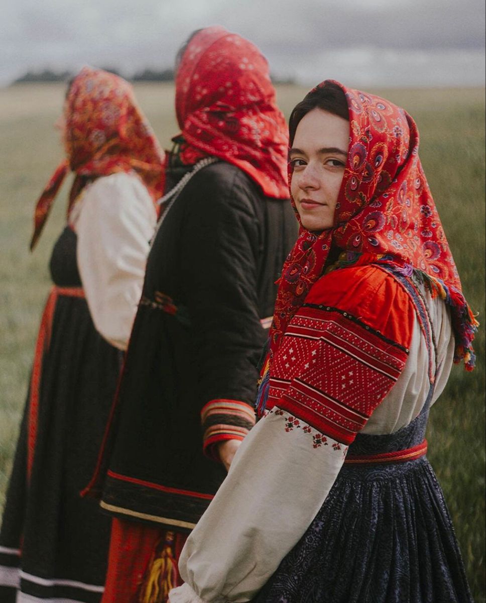 Women in Slavic costumes in Cuenca