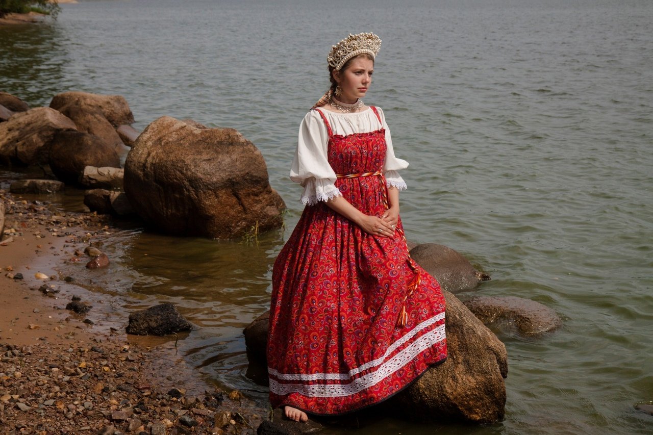 Women in Slavic costumes in Cuenca