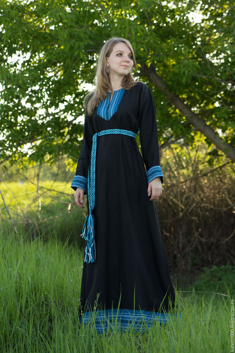 Women in Slavic costumes in Cuenca