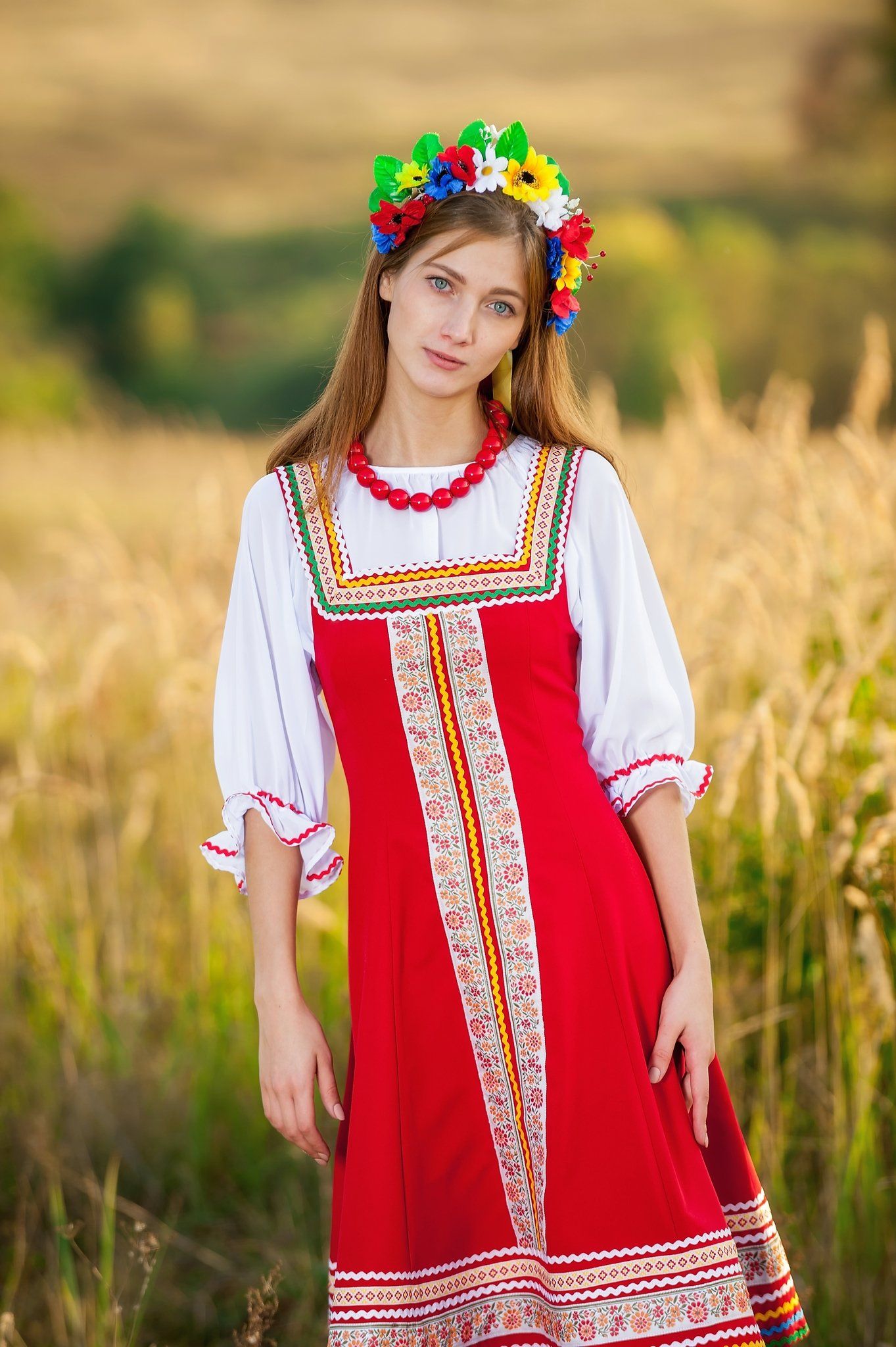 Women in Slavic costumes in Cuenca