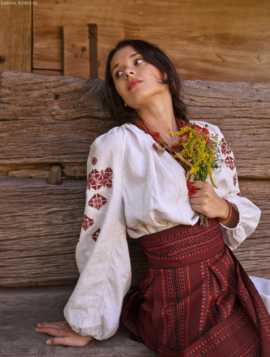 Girls in Slavic costumes in Cuenca