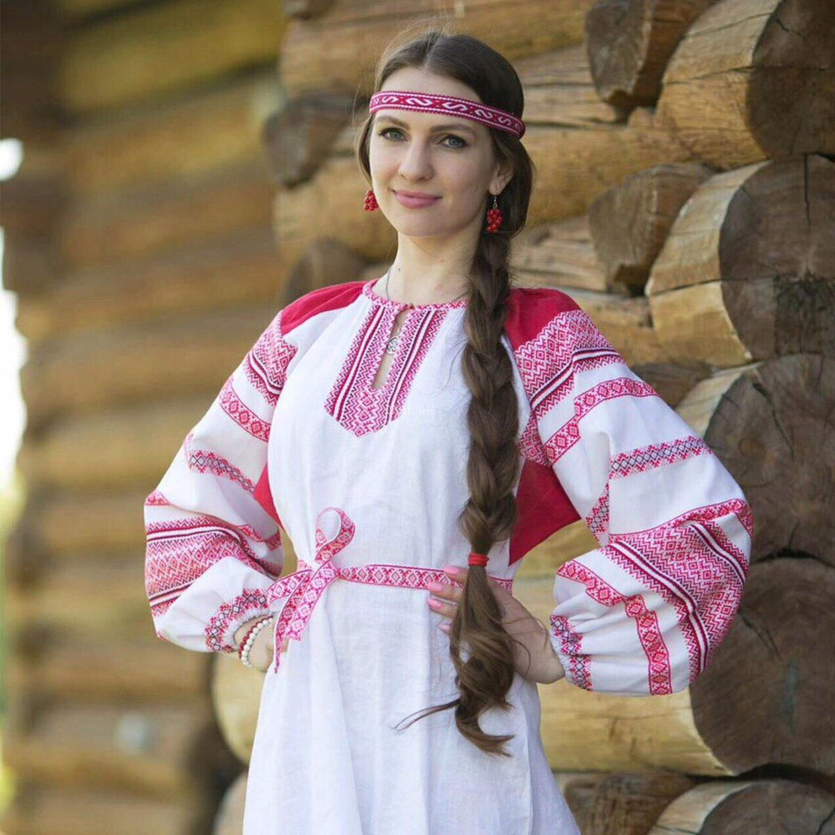 Girls in Slavic costumes in Cuenca