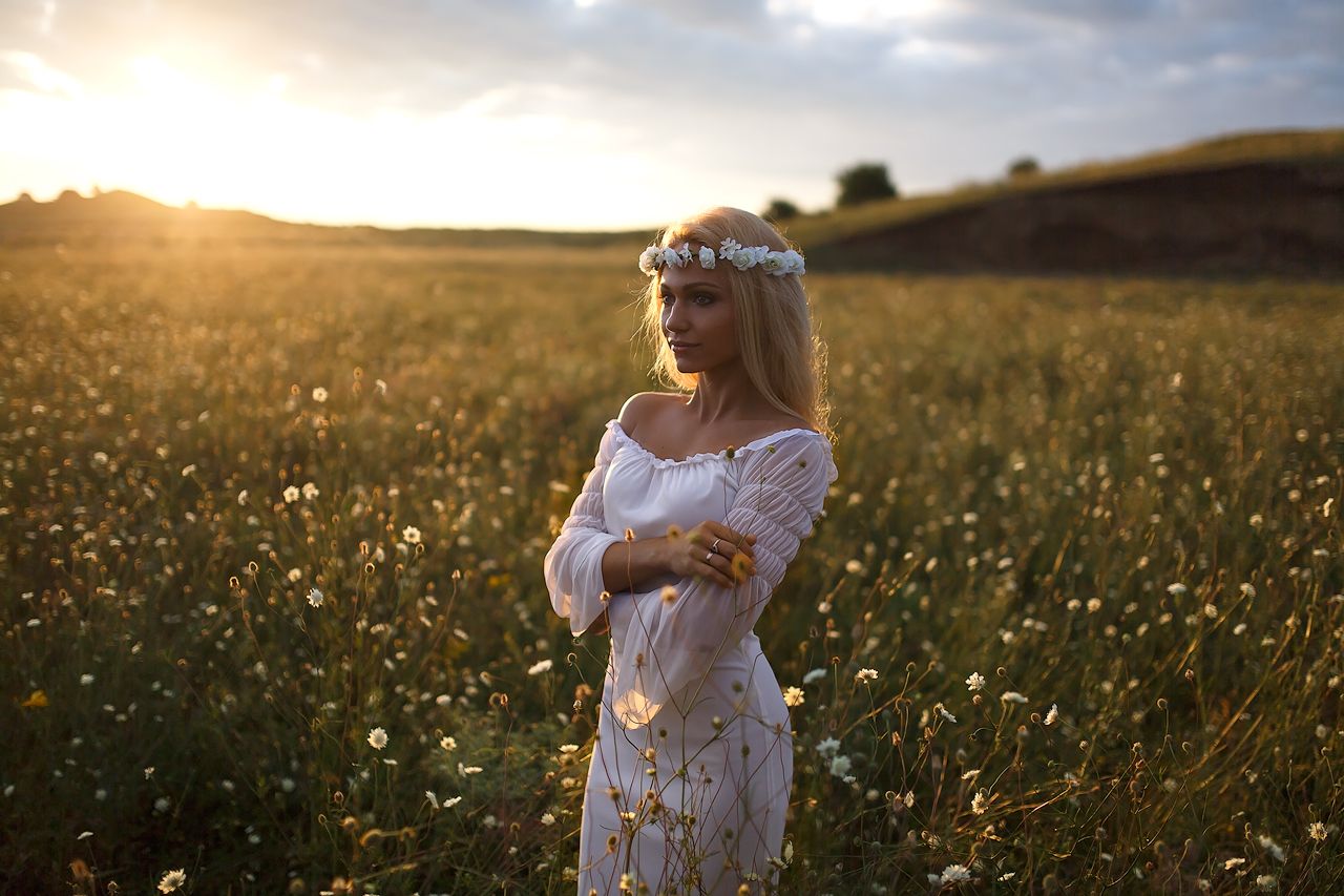 Girls in Slavic costumes in Cuenca