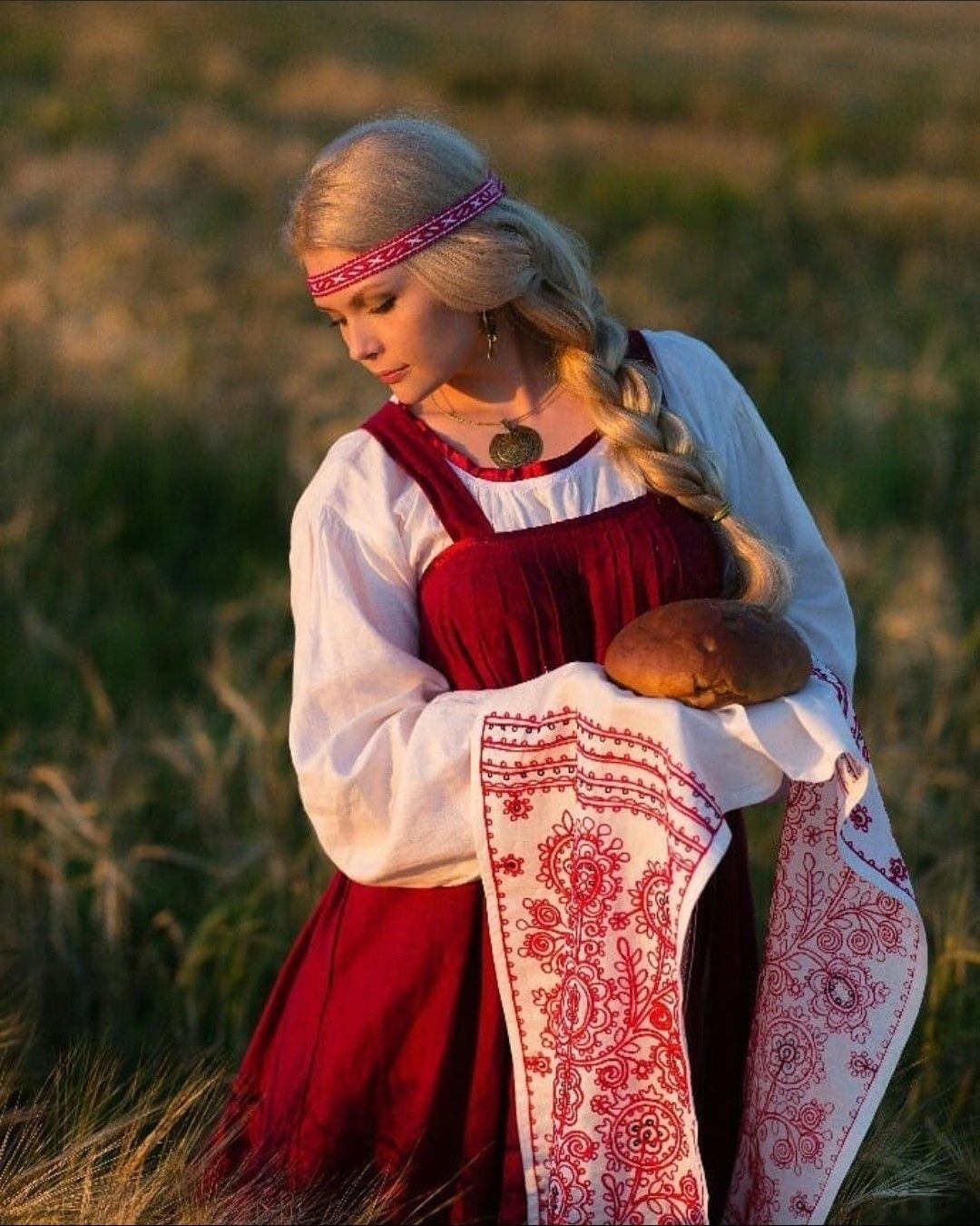 Girls in Slavic costumes in Cuenca