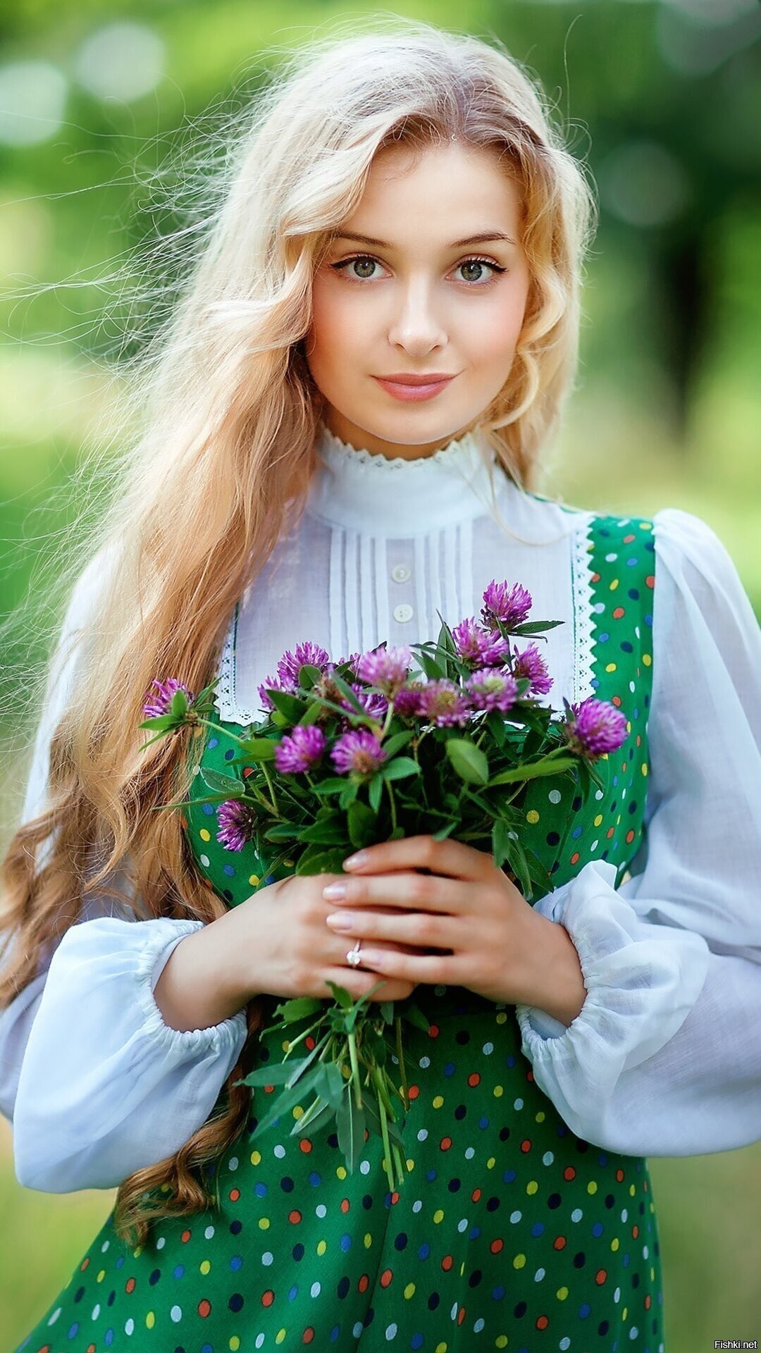 Girls in Slavic costumes in Cuenca
