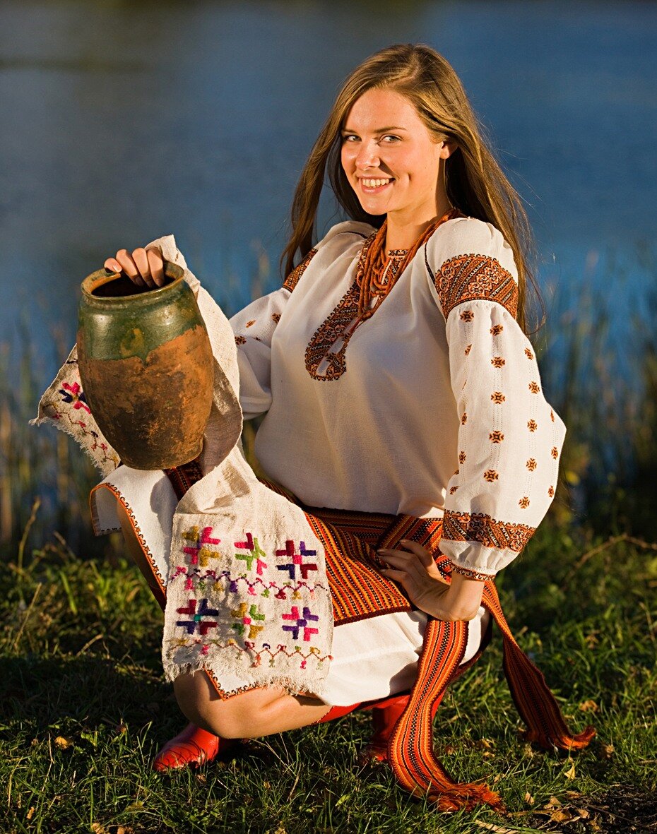 Girls in Slavic costumes in Cuenca