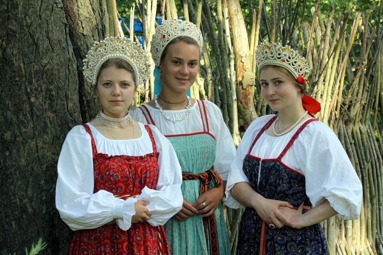 Sexy model Girls in Slavic costumes in Cuenca